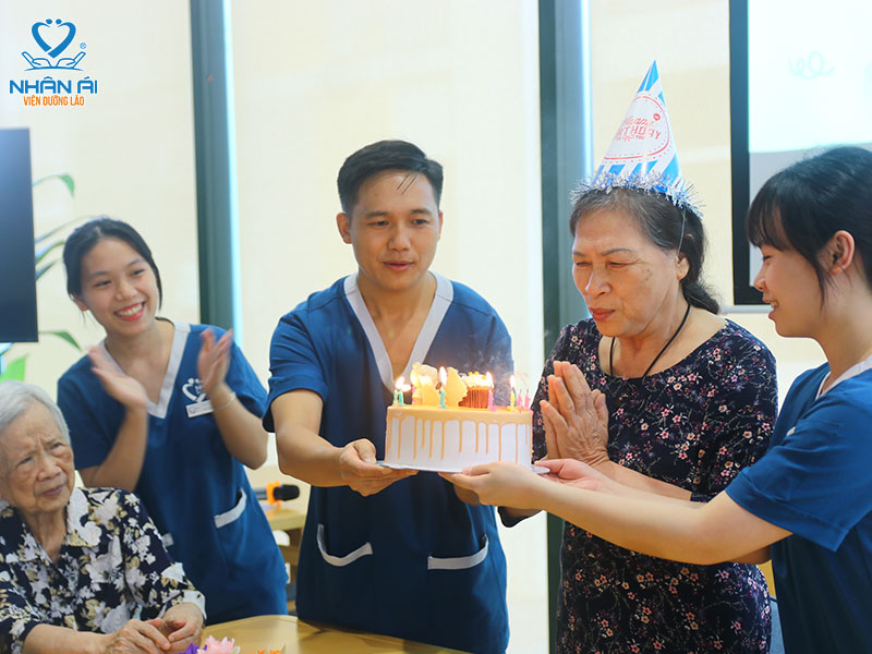Nhân Ái đón sinh nhật lần thứ 2 tại trung tâm cùng bà T